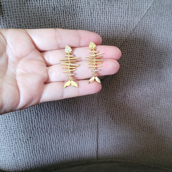 Rachel Zoe Gold💛 Fish🐠 Bone🦴 Earrings - NIB - Picture 12 of 15